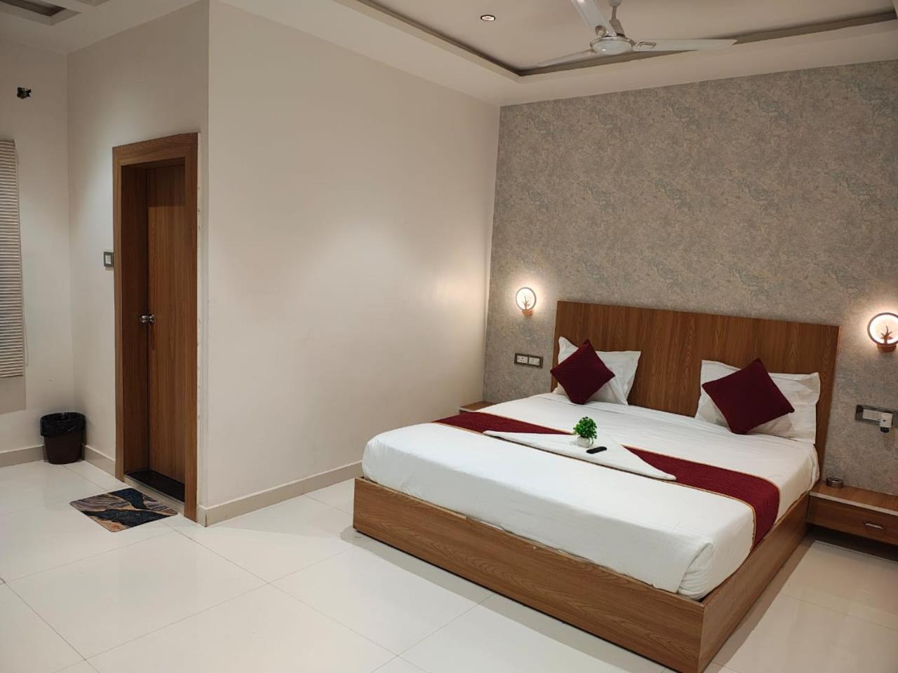 The Golden Palm Khajuraho Hotel Exterior foto