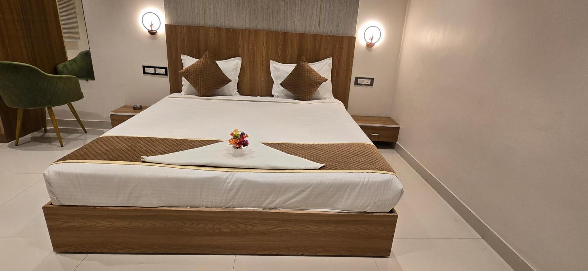 The Golden Palm Khajuraho Hotel Exterior foto